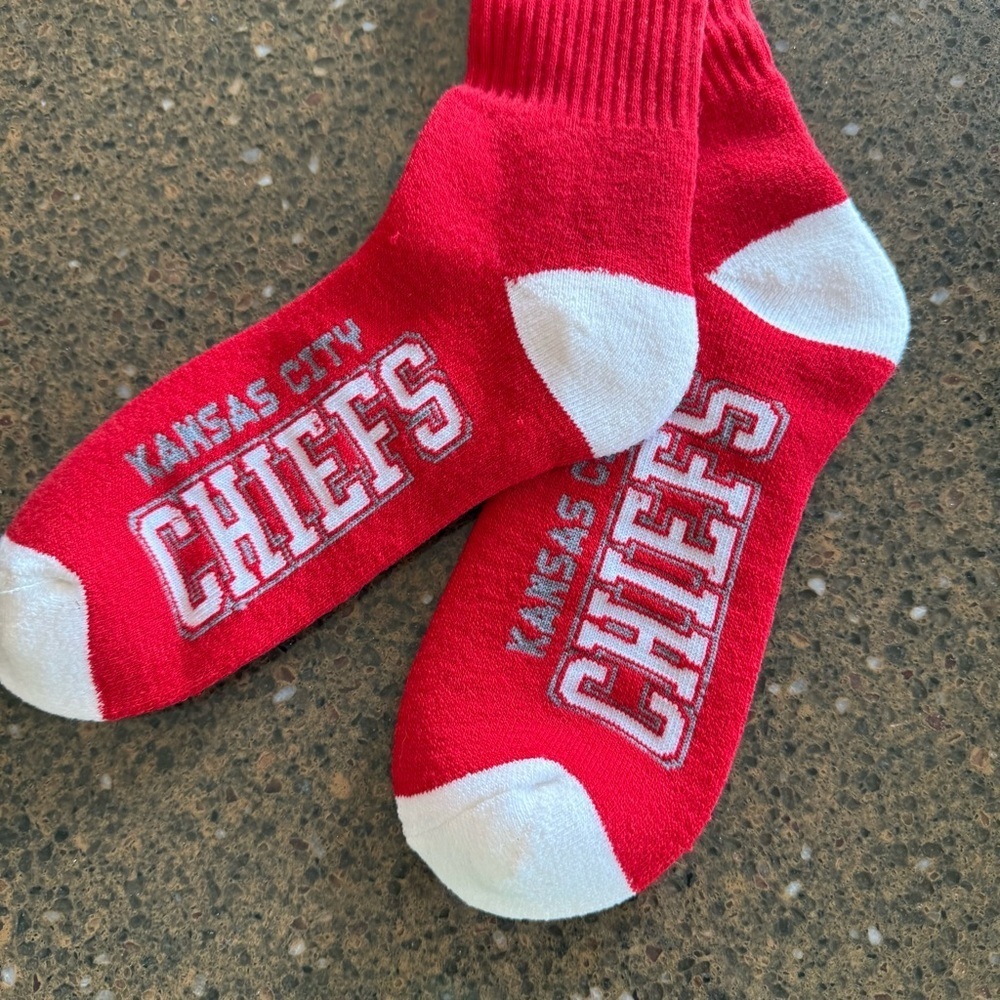 NEW Kansas City Chiefs For Bare Feet 4-Stripe Deuce Performance Crew Socks - Picture 3 of 10